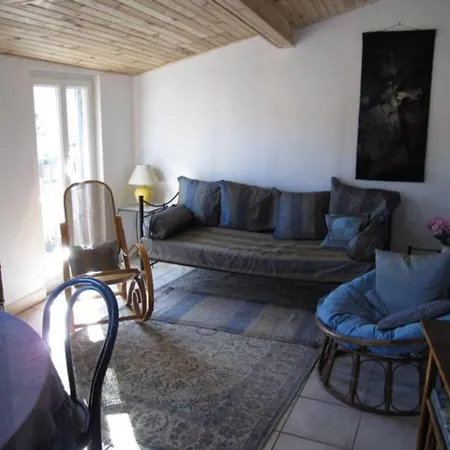 A 2 50 M² Confortable Apartment